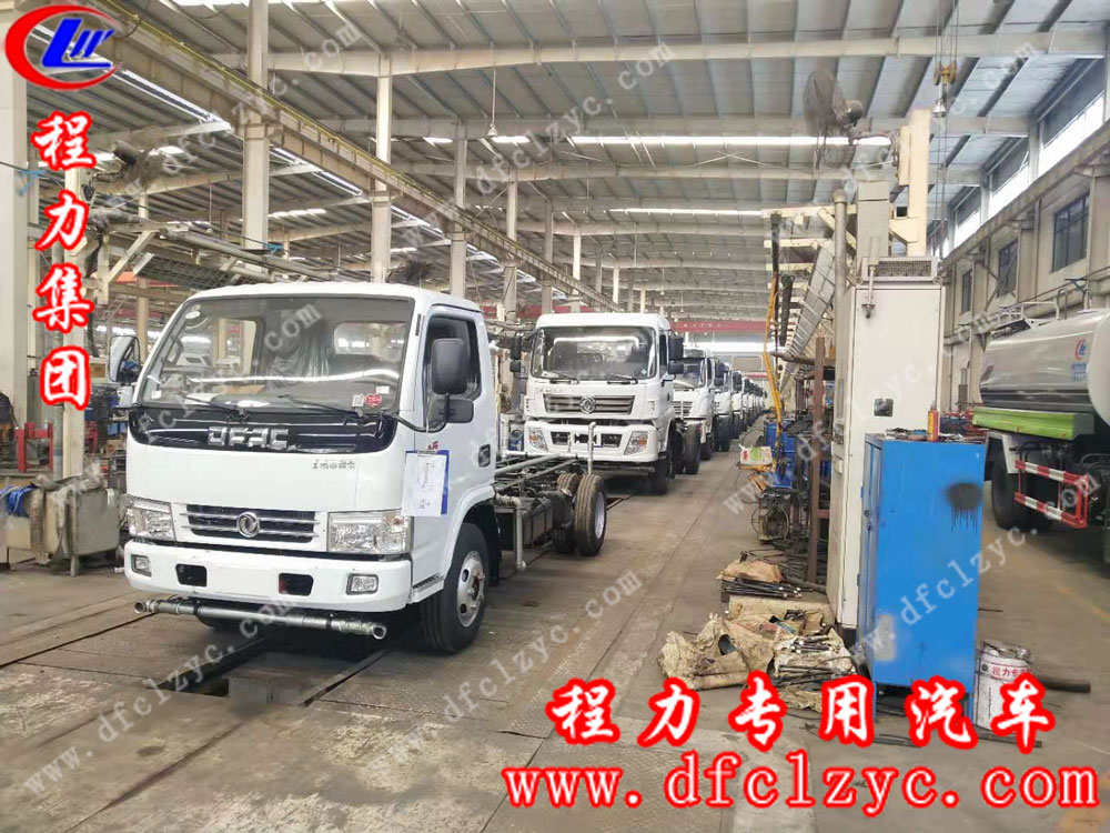 程力專用汽車股份有限公司灑水車車間自動(dòng)化流水線作業(yè)