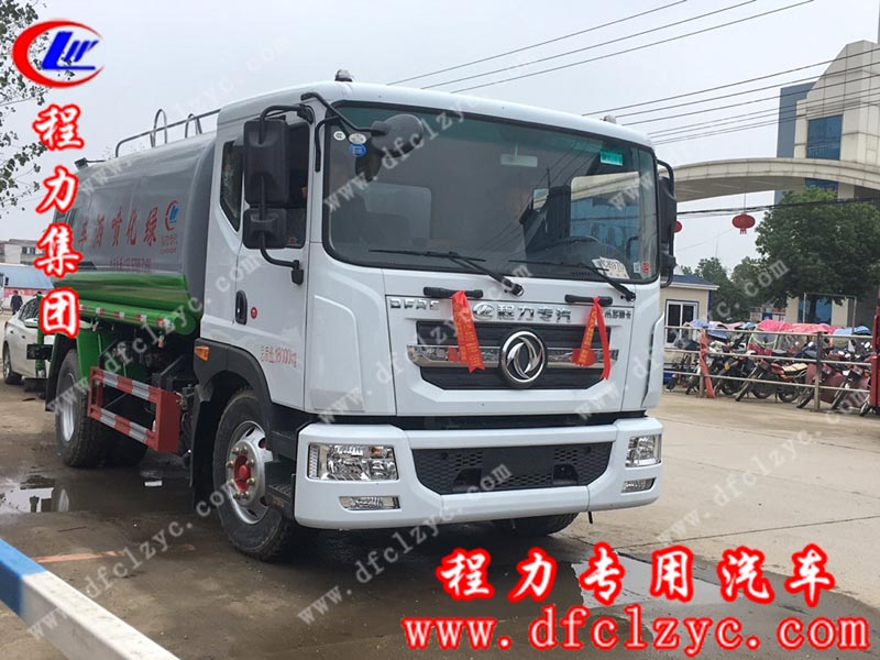 史總駕駛著湖北程力集團15噸國六東風D9噴霧車準備駛往鄭州